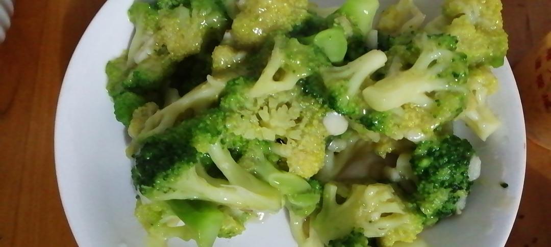 好吃到爆的耗油蒜蓉西兰花(从不修图，喜欢请关注)