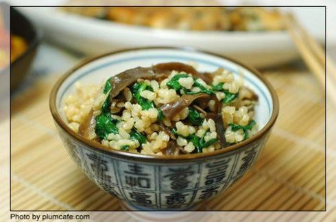 木耳菠菜糙米饭