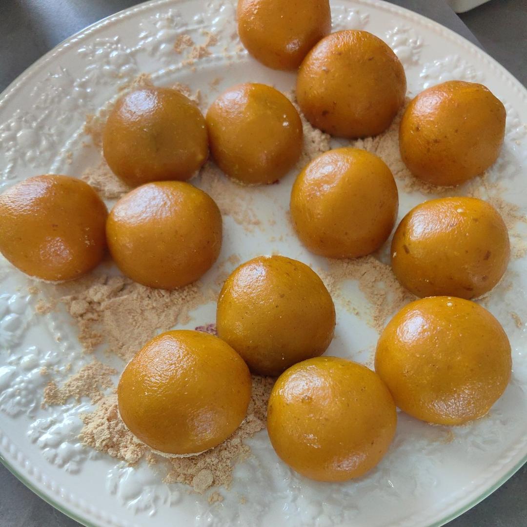 小美揉饺子皮