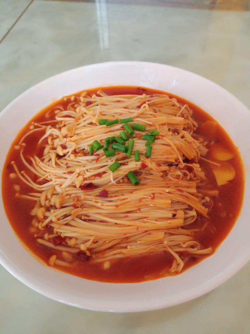 古月央做的香辣水煮金针菇