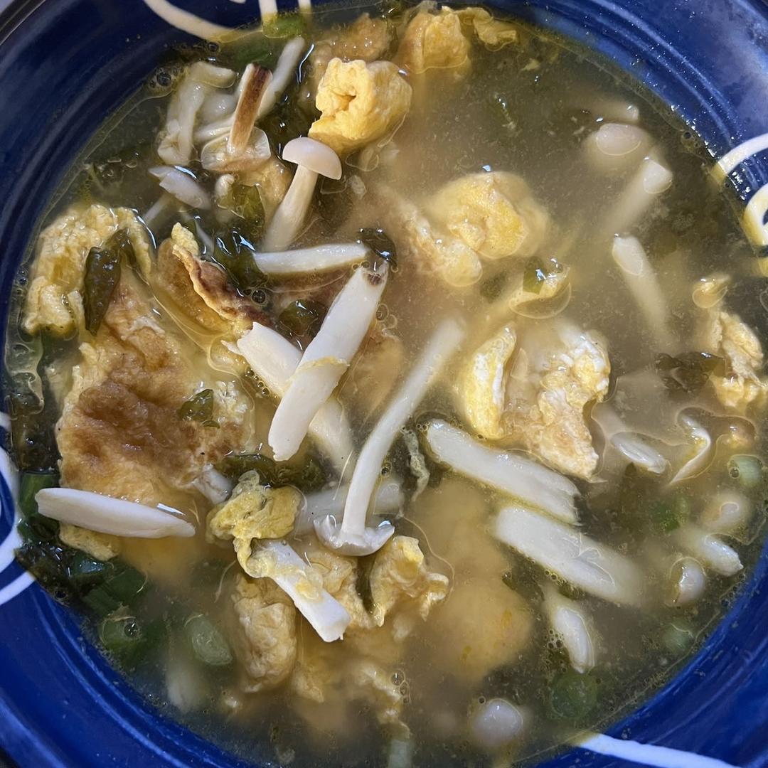 鲜掉眉毛的海鲜菇鸡蛋汤
