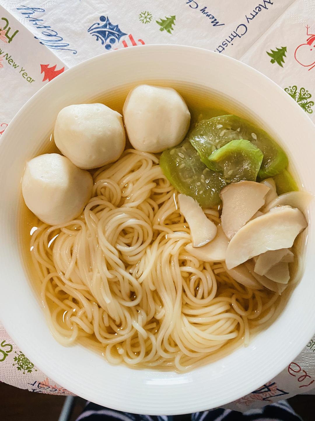 鲜蔬鱼丸面的做法