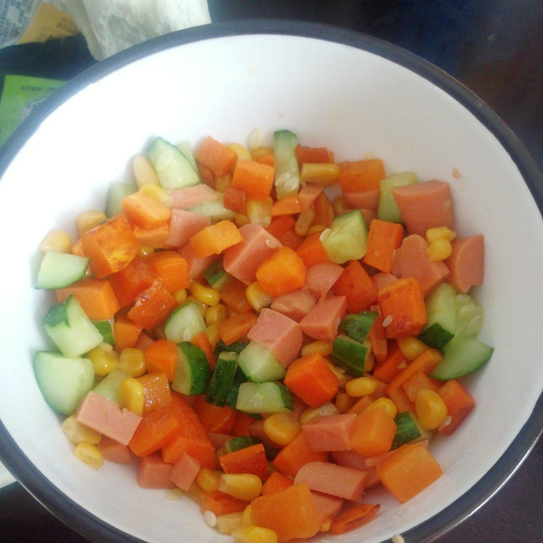 甜中带咸的胡萝卜黄瓜炒玉米粒