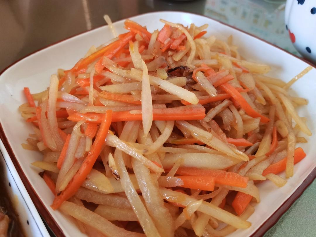 爆炒双丝土豆与胡萝卜丝