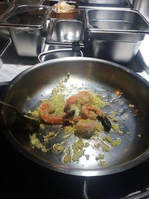 跟着五星大厨学 | 西班牙蒜香大虾配中东小米的做法 步骤5