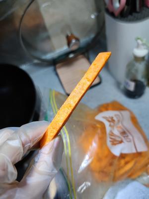 咸蛋黄番薯条-烤箱版-好吃到舔手指的做法 步骤2