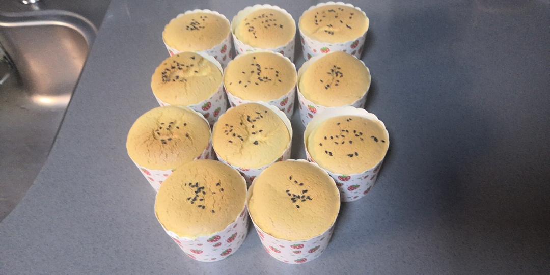 纸杯蛋糕(小熊烤箱版，手动打发蛋白)