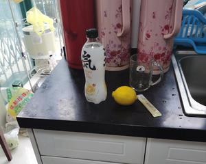秋天的第一杯气泡水—柠檬在下雨的做法 步骤1