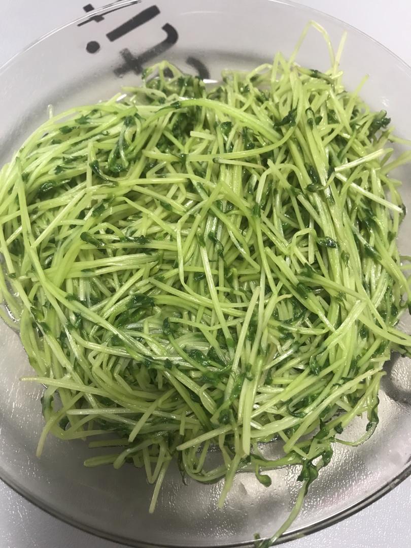 清炒豌豆苗，就爱这抹带着清香的翠绿～