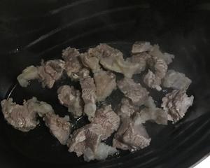 先炖锅基础牛肉——咖喱土豆牛肉的做法 步骤3