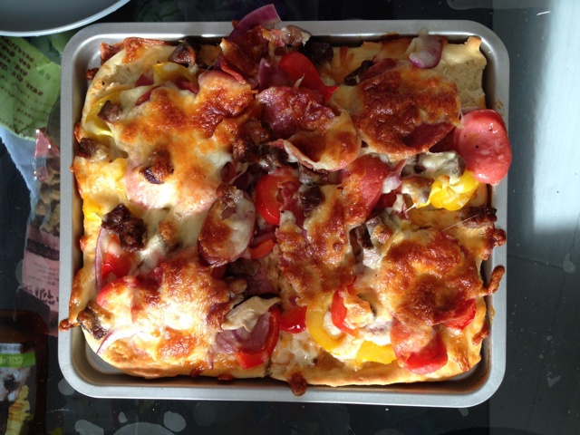 薄饼脆皮火腿pizza
