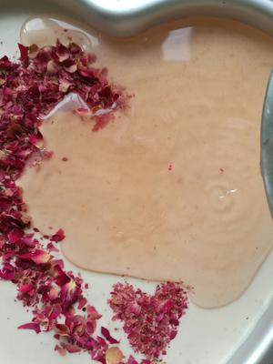 玫瑰之约~
玫瑰酸奶乳酪慕斯蛋糕，方便操作版的做法 步骤17
