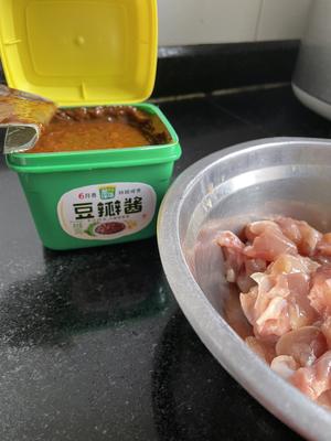 炒酱香豌豆鸡腿丁的做法 步骤2