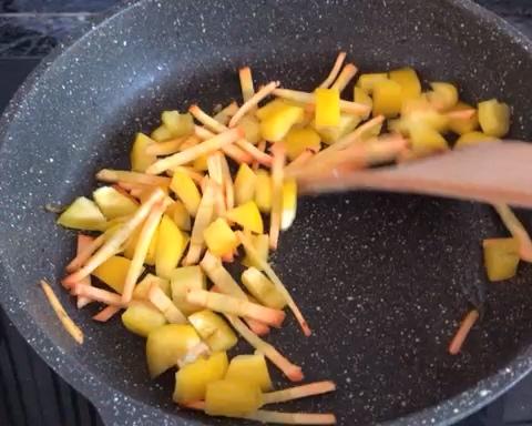 《风味人间》家乡美食——牛肉炒碾转的做法 步骤6