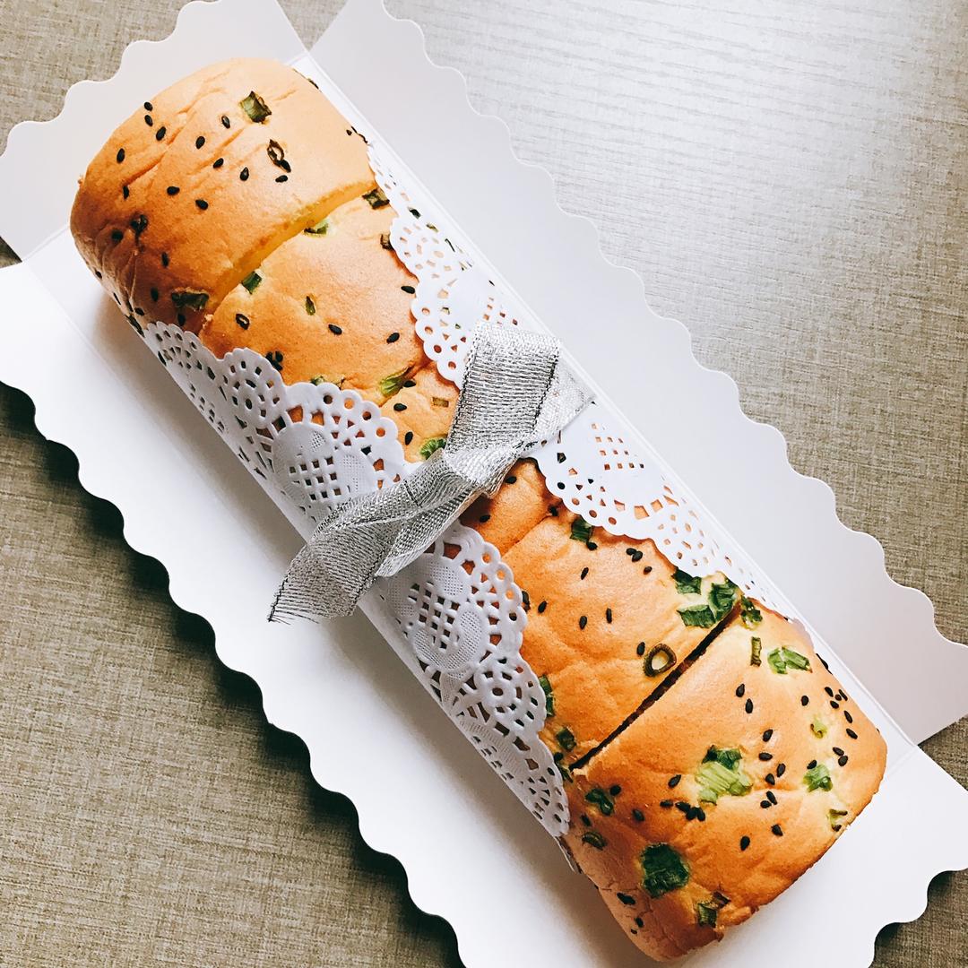 撒满肉松和香葱来块咸香的点心—香葱辣松蛋糕卷