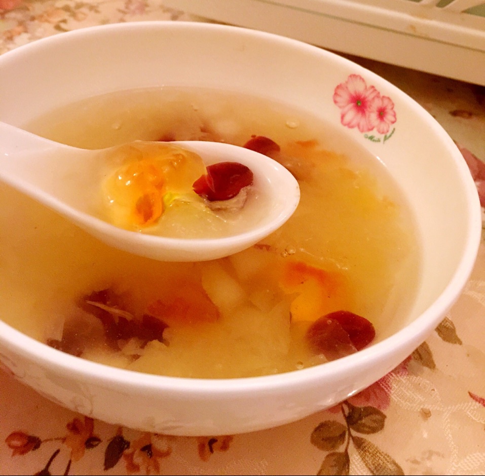 蔓越莓桃胶银耳羹