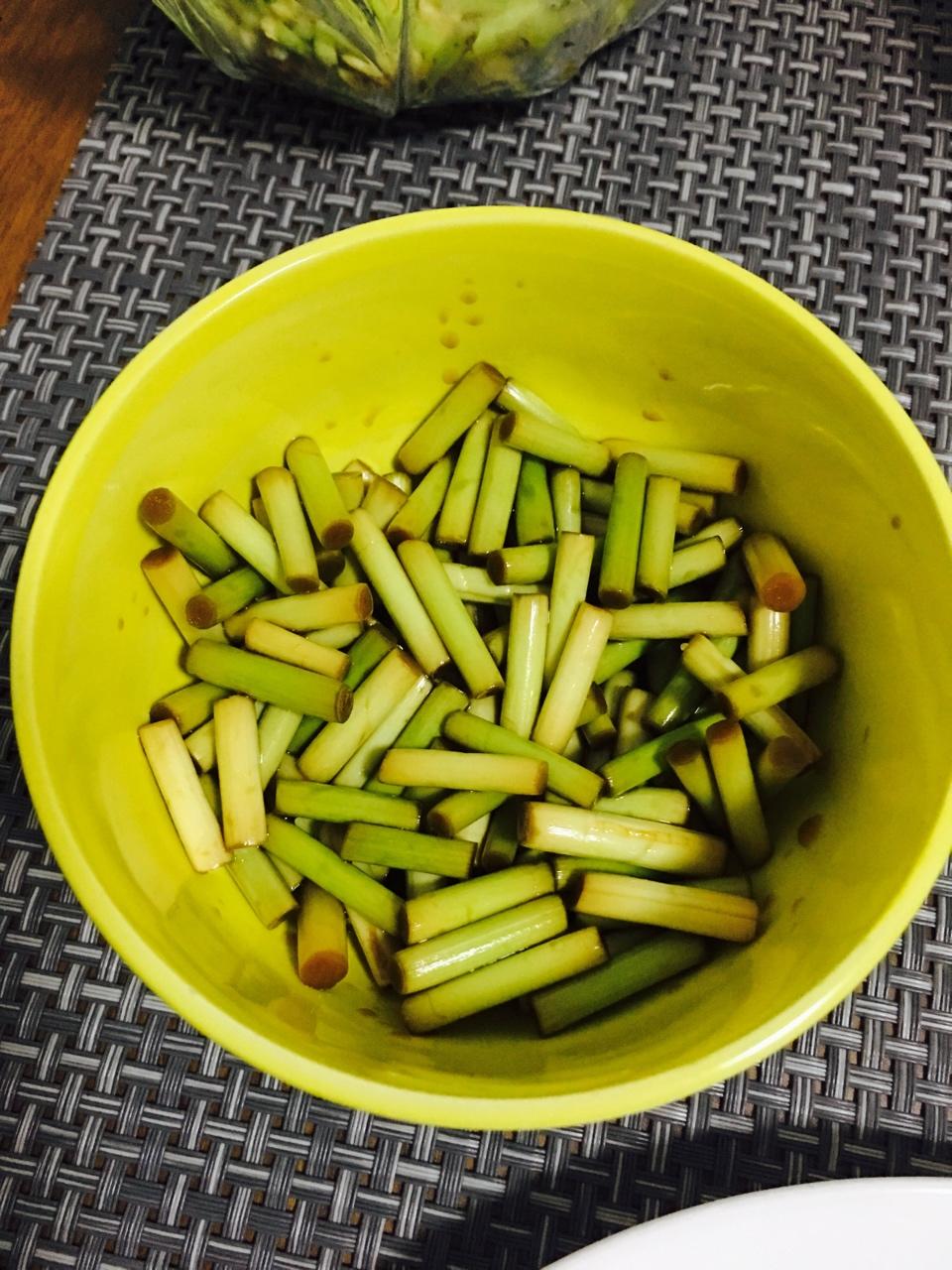 安瑾兮做的快手泡蒜薹