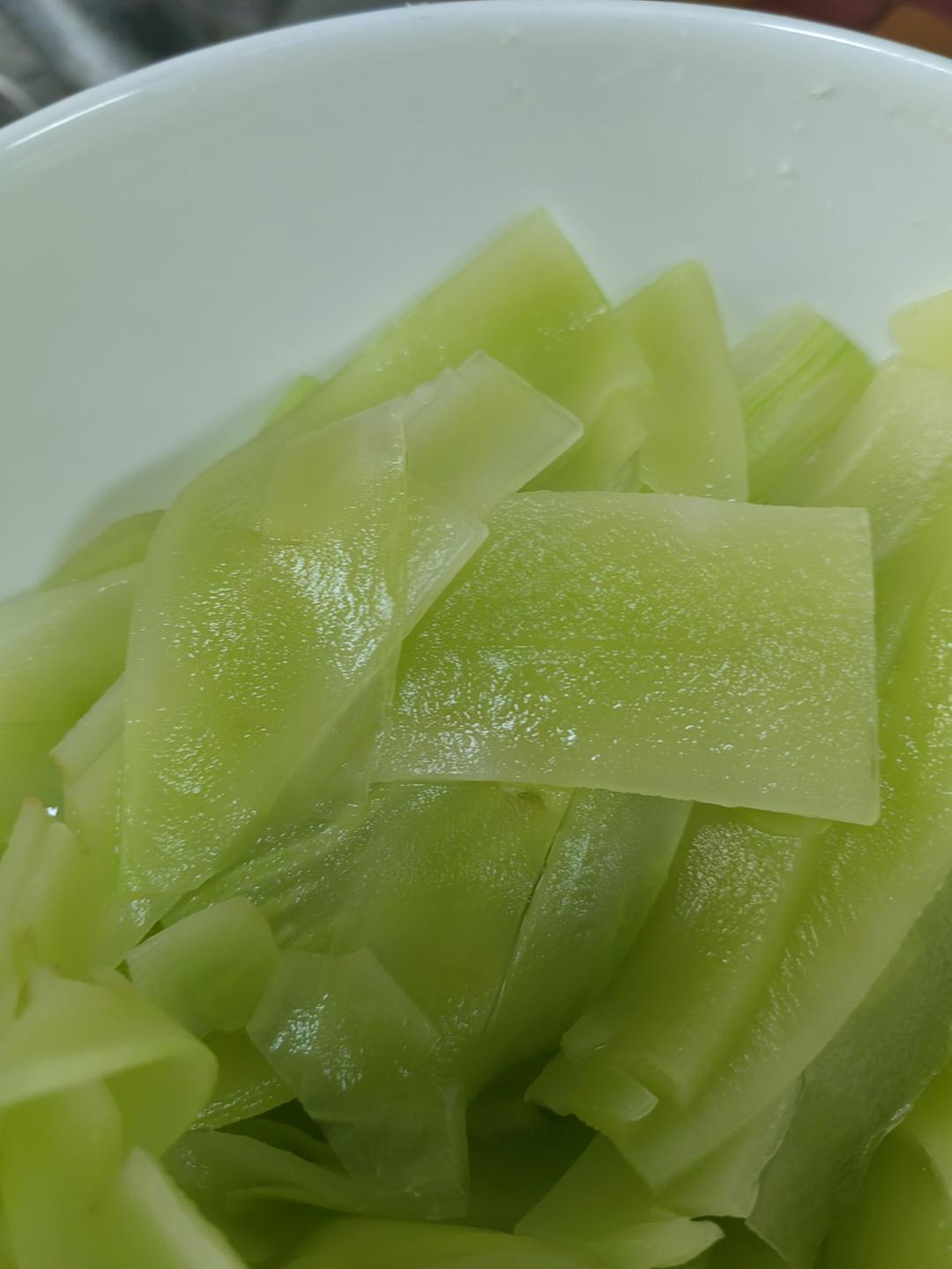 葱油莴笋的做法 步骤1