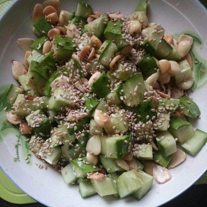 美厨娘58做的黄瓜拌杏仁