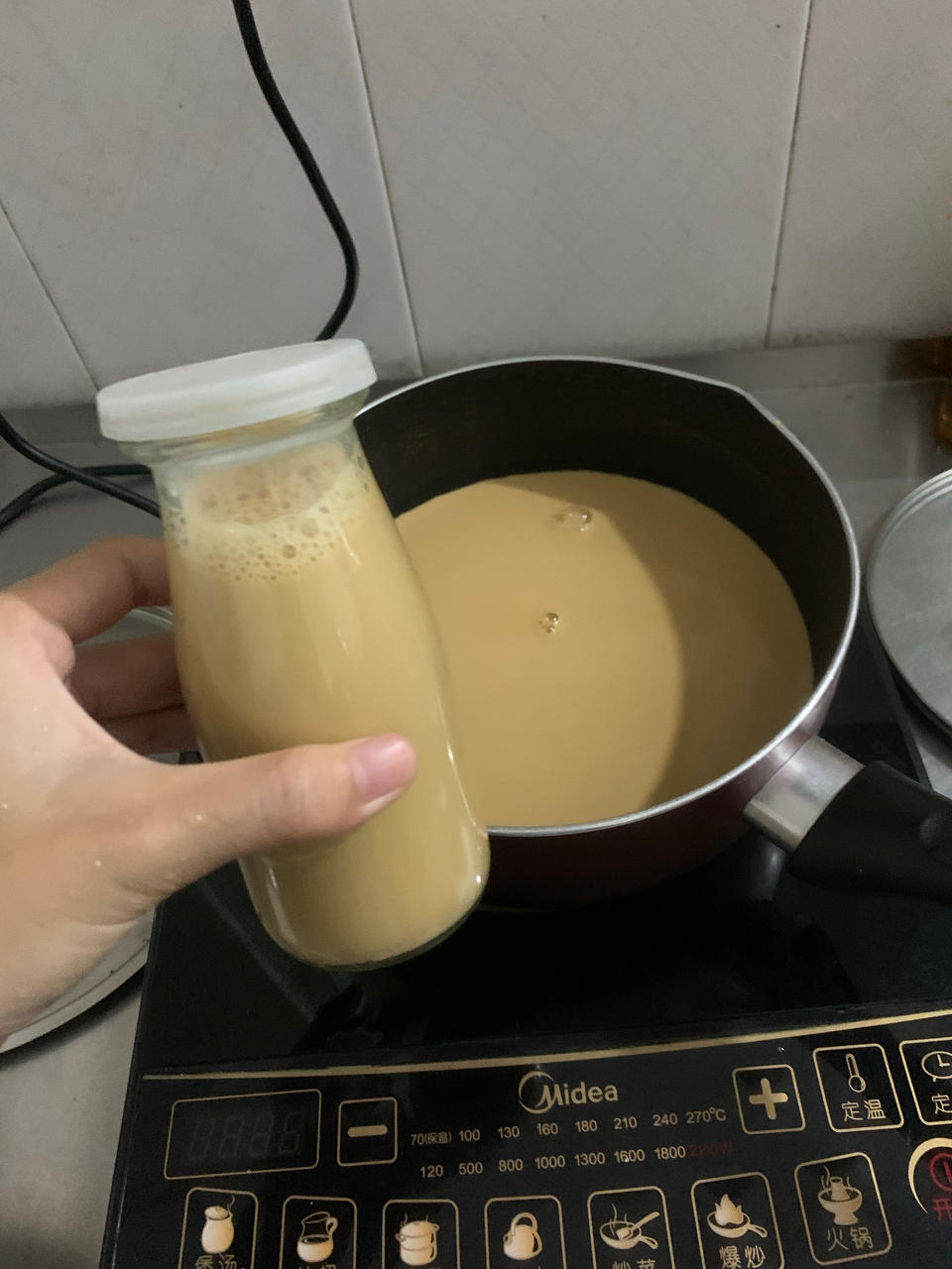 最简单的港式奶茶怎么做？四个步骤就搞定。