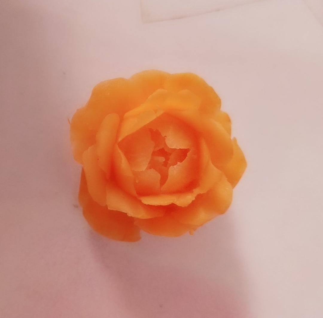 简单美丽的盘饰（2）——萝卜雕刻花