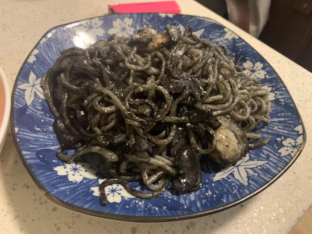 海鲜魔芋墨鱼面的做法