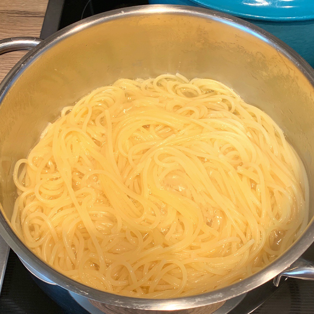 蒜香橄榄油意粉 Spaghetti Aglio e Olio的做法 步骤2