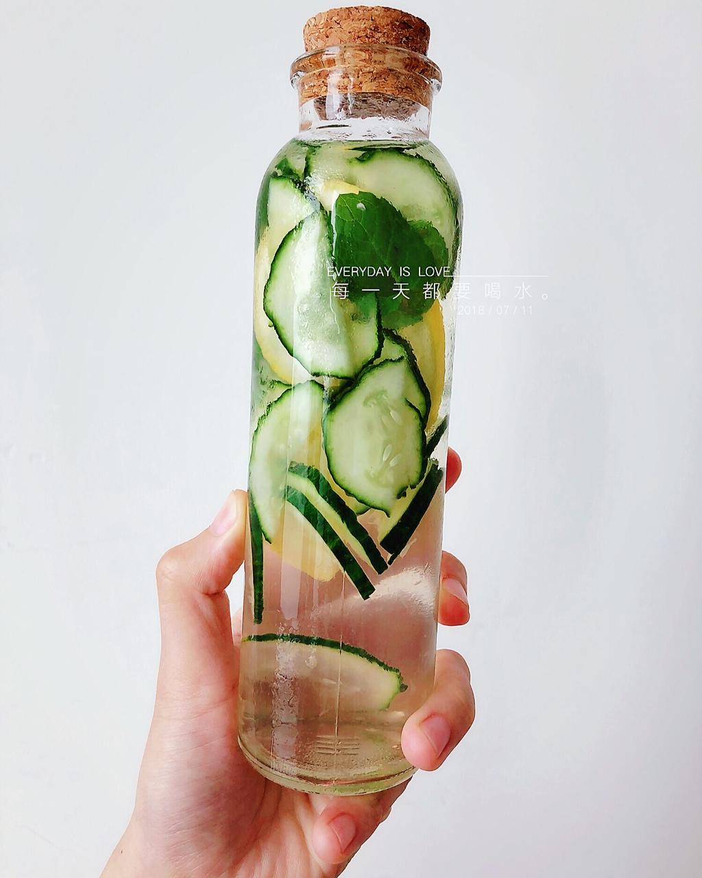 detox water 自制排毒养颜水 健康饮料 果蔬泡汁