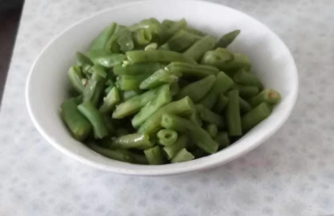 碧绿软烂清甜的煮豆角（无油素食）的做法