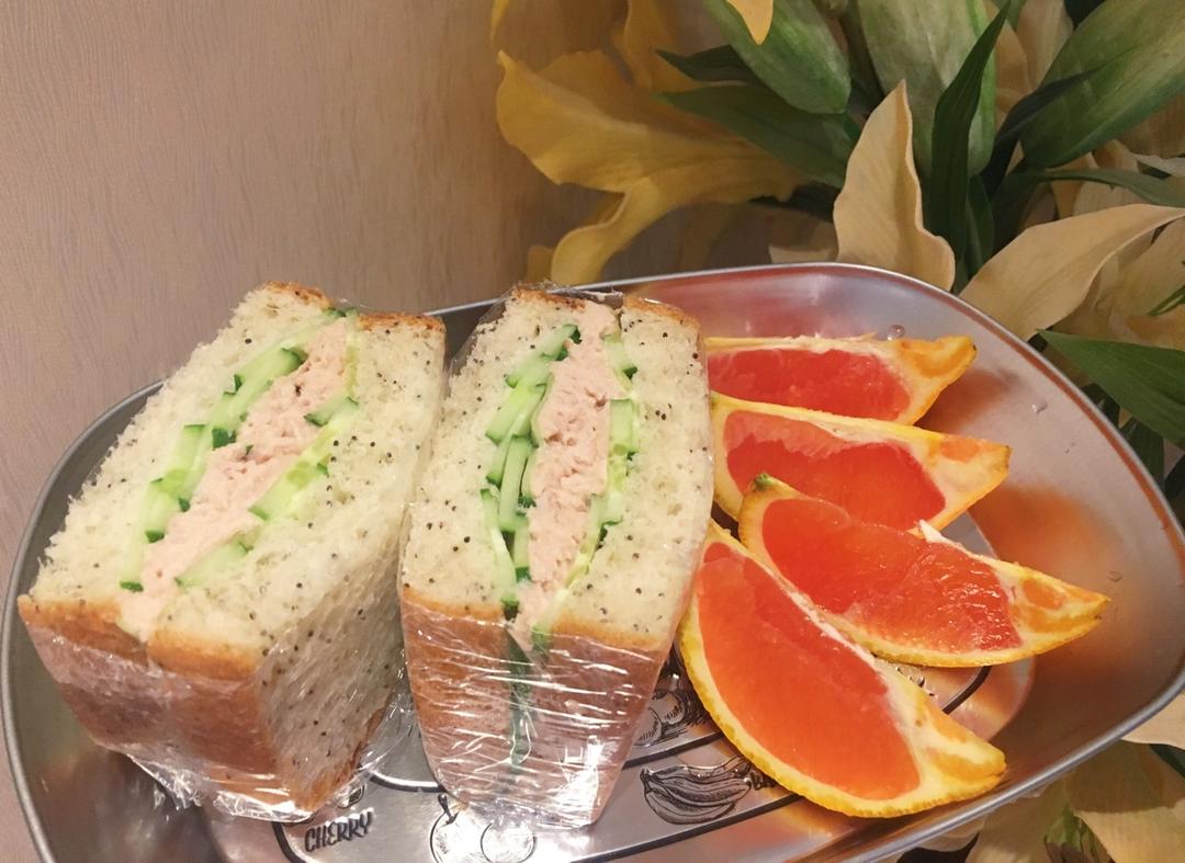 吞拿鱼（金枪鱼）鸡蛋沙拉三明治—加了黄瓜更小清新了哟