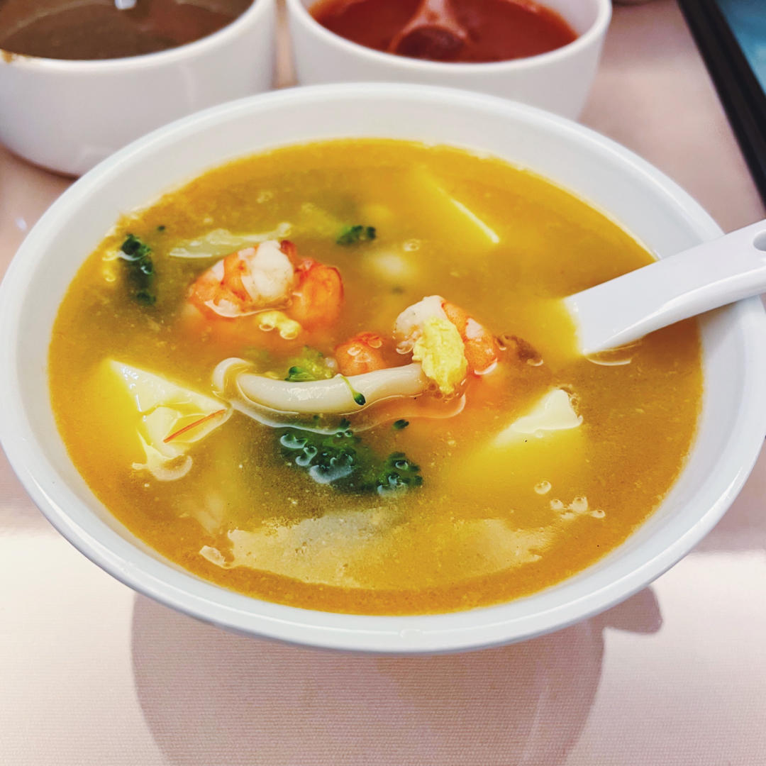 西蓝花鲜虾菌菇汤，一口眉毛都鲜掉