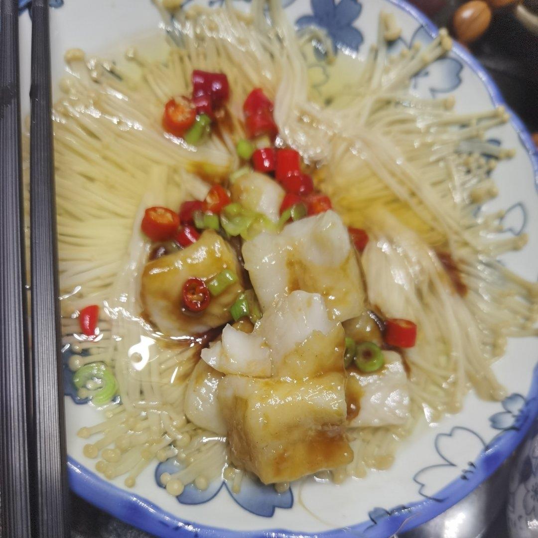 低脂鲜美清蒸金针菇龙利鱼