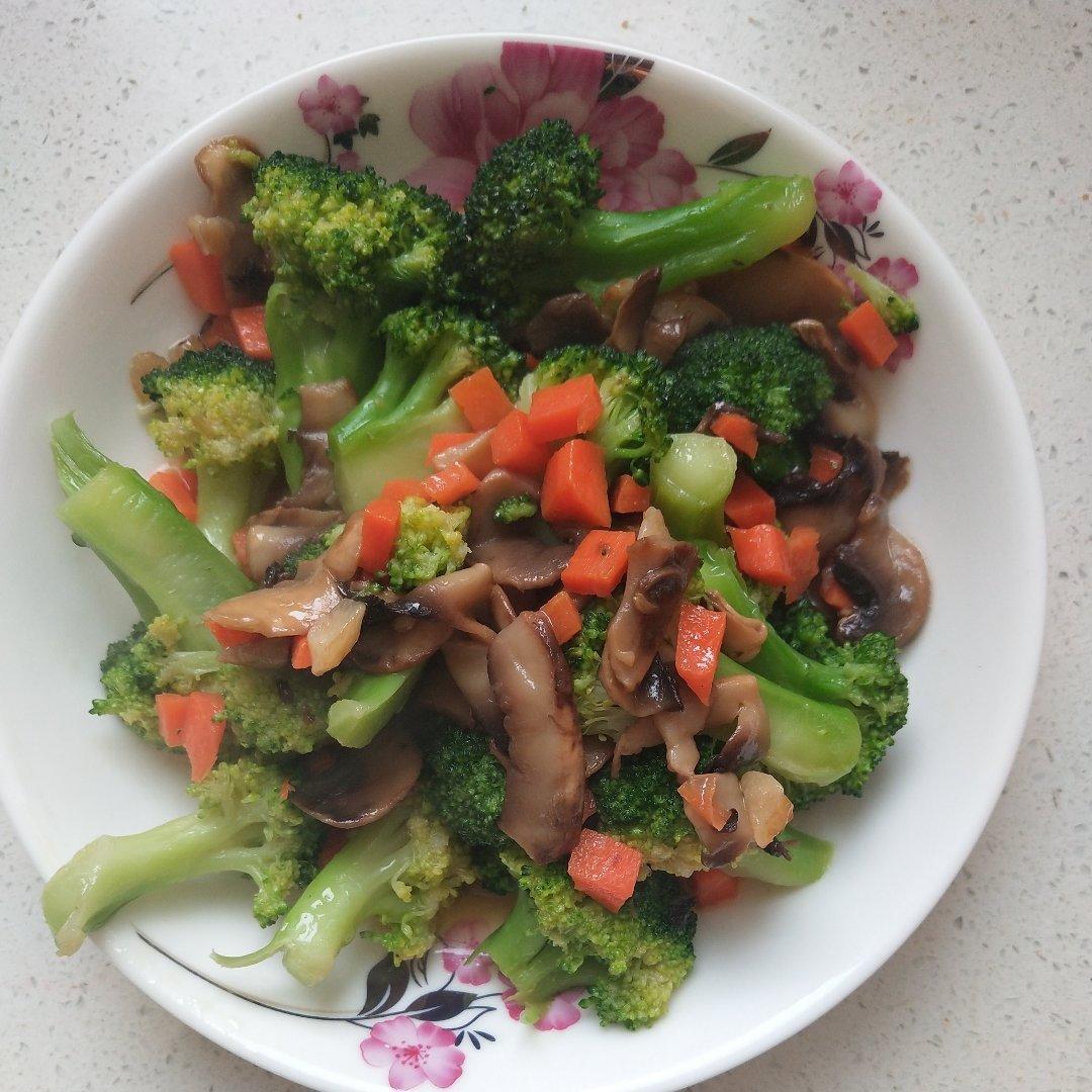 健康低脂家常菜—西兰花炒口蘑