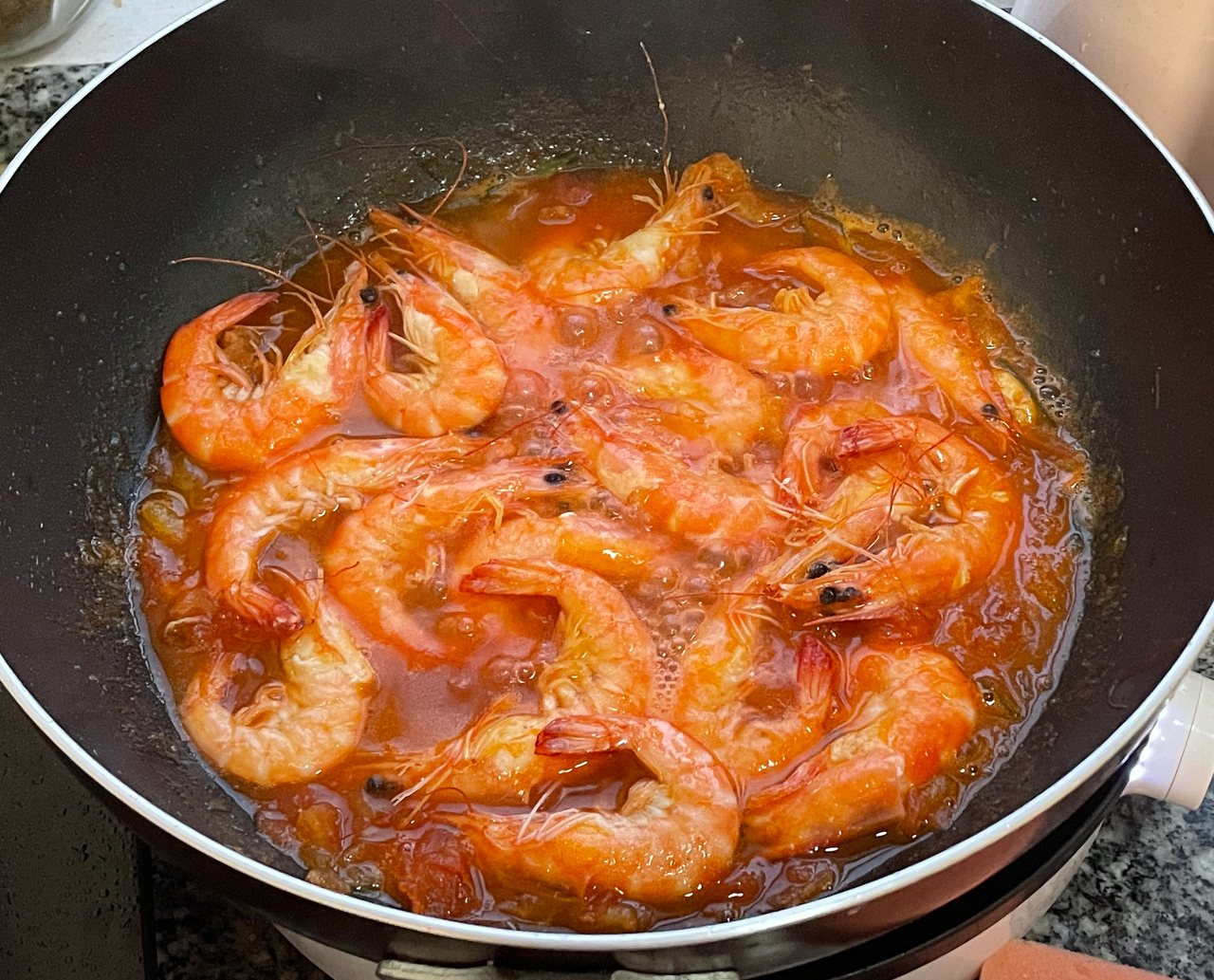 厨师长教你：“番茄烧大虾”的家常做法，酸酸甜甜，营养美味