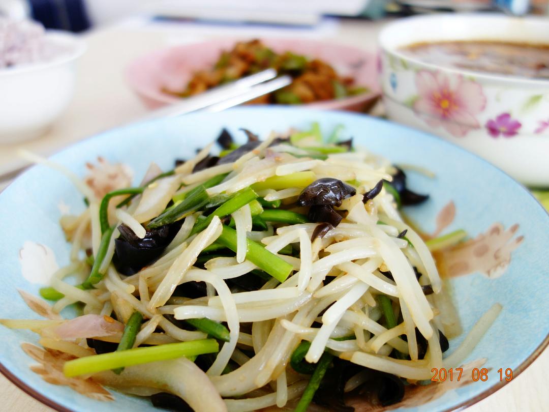蒜苗木耳炒绿豆芽