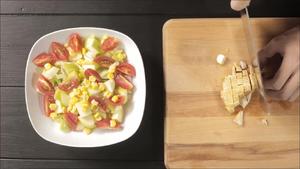 烤鸡蔬菜沙拉|爸爸厨房 VOL.026--鸡胸脯肉、苹果、小番茄、生菜、玉米、柠檬、橄榄油的做法 步骤9