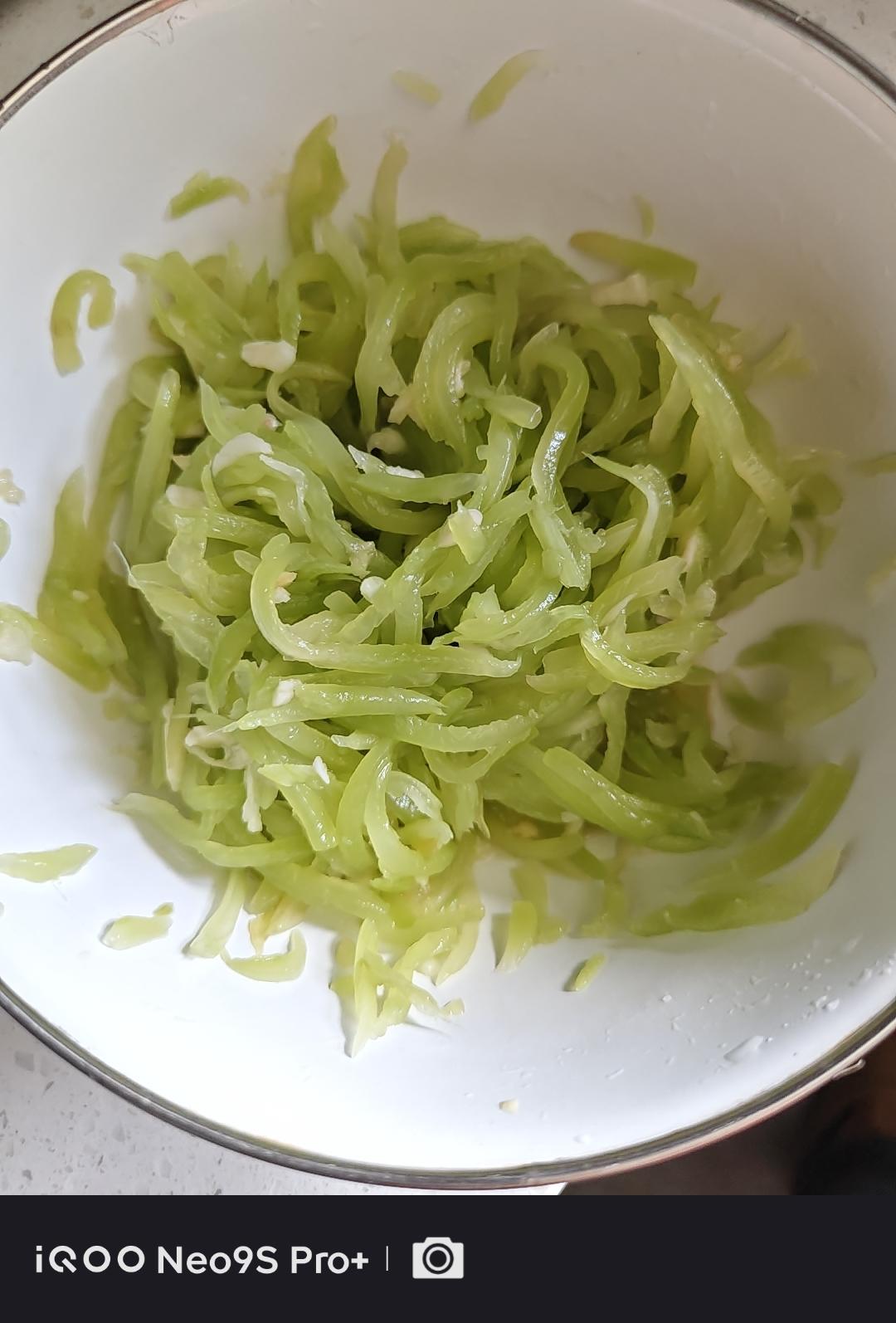 厨师长教你：夏日开胃小菜“凉拌莴笋丝”的家常做法，简单易学赶紧收藏吧