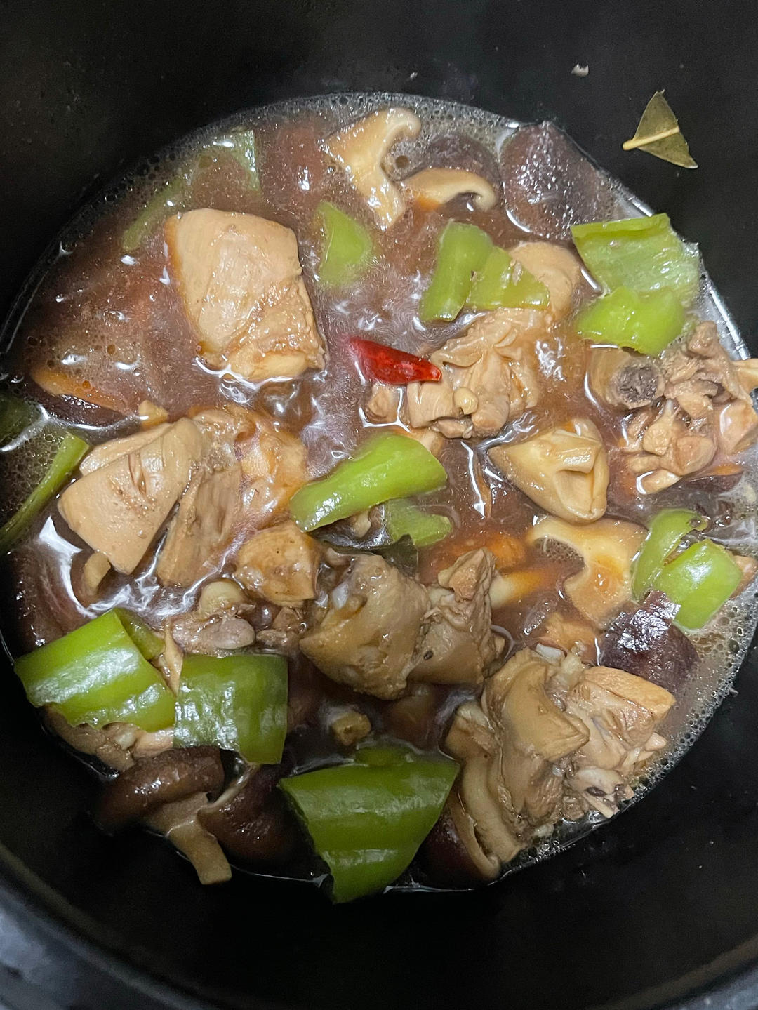香菇炖鸡肉