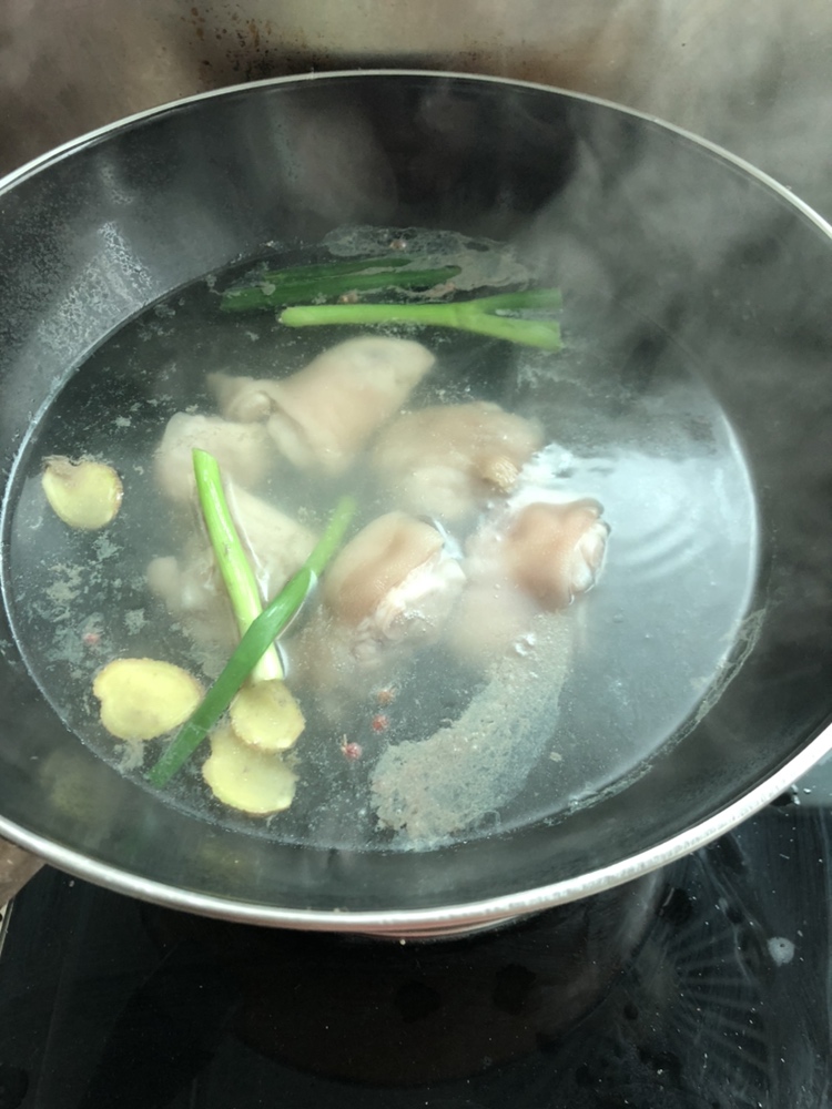 咸肉笋干猪蹄汤的做法 步骤8