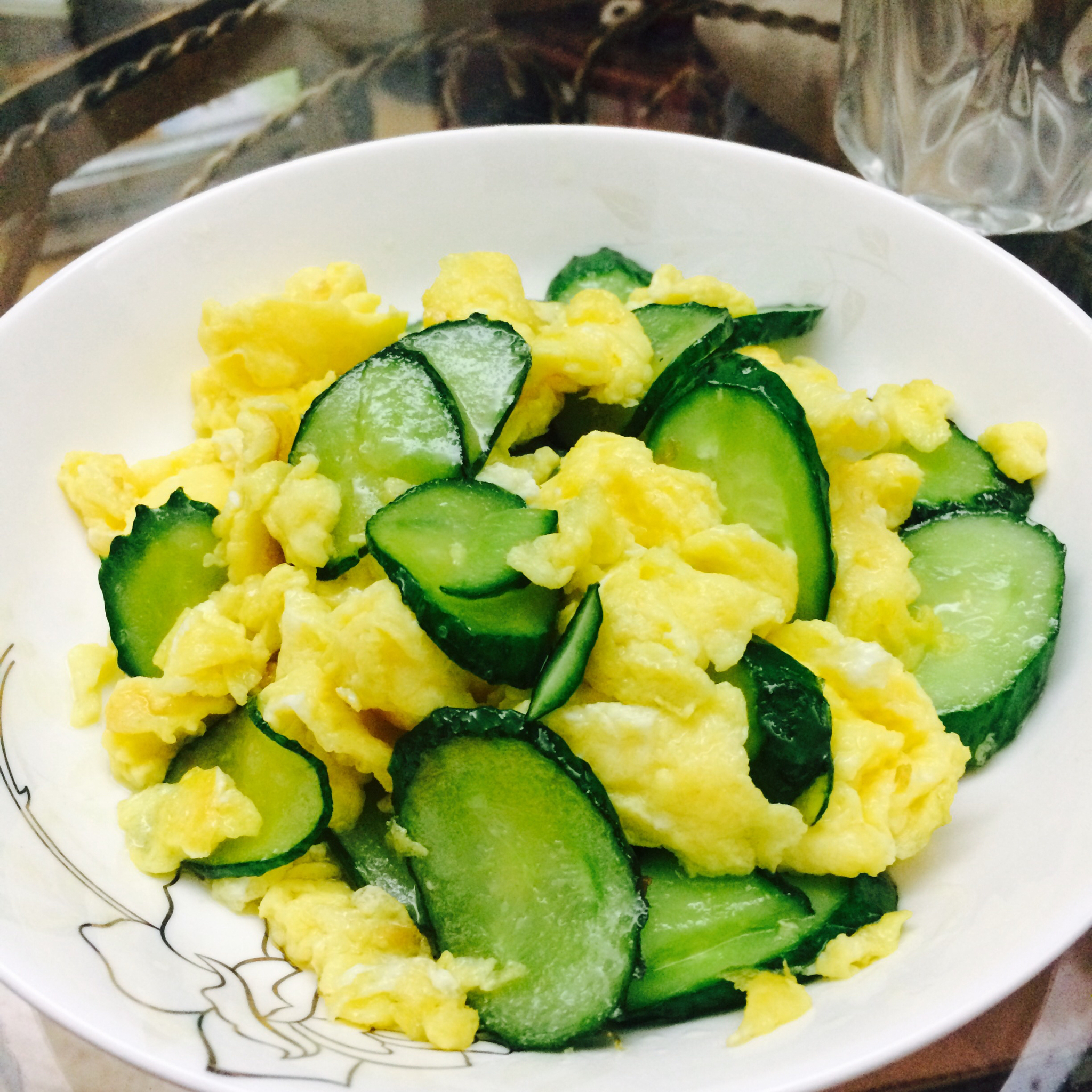 帅比小明w做的黄瓜炒鸡蛋