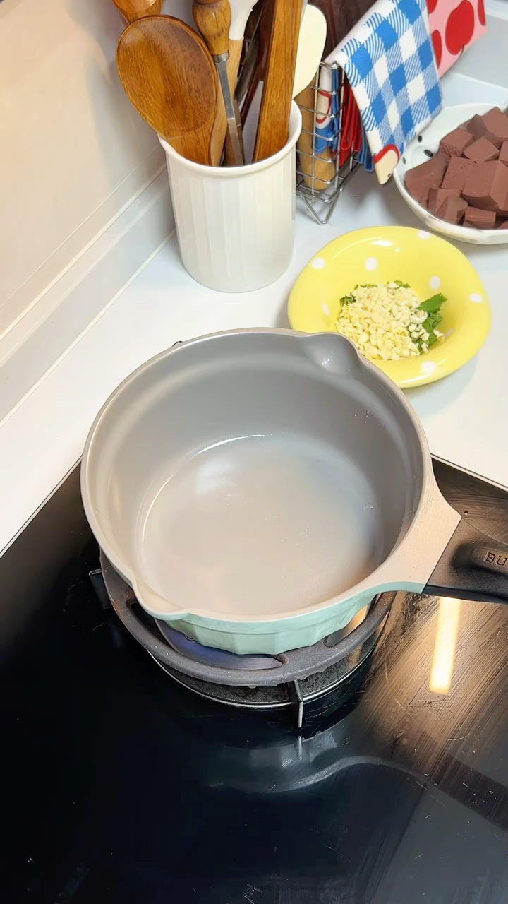 爆辣鸭血粉丝煲