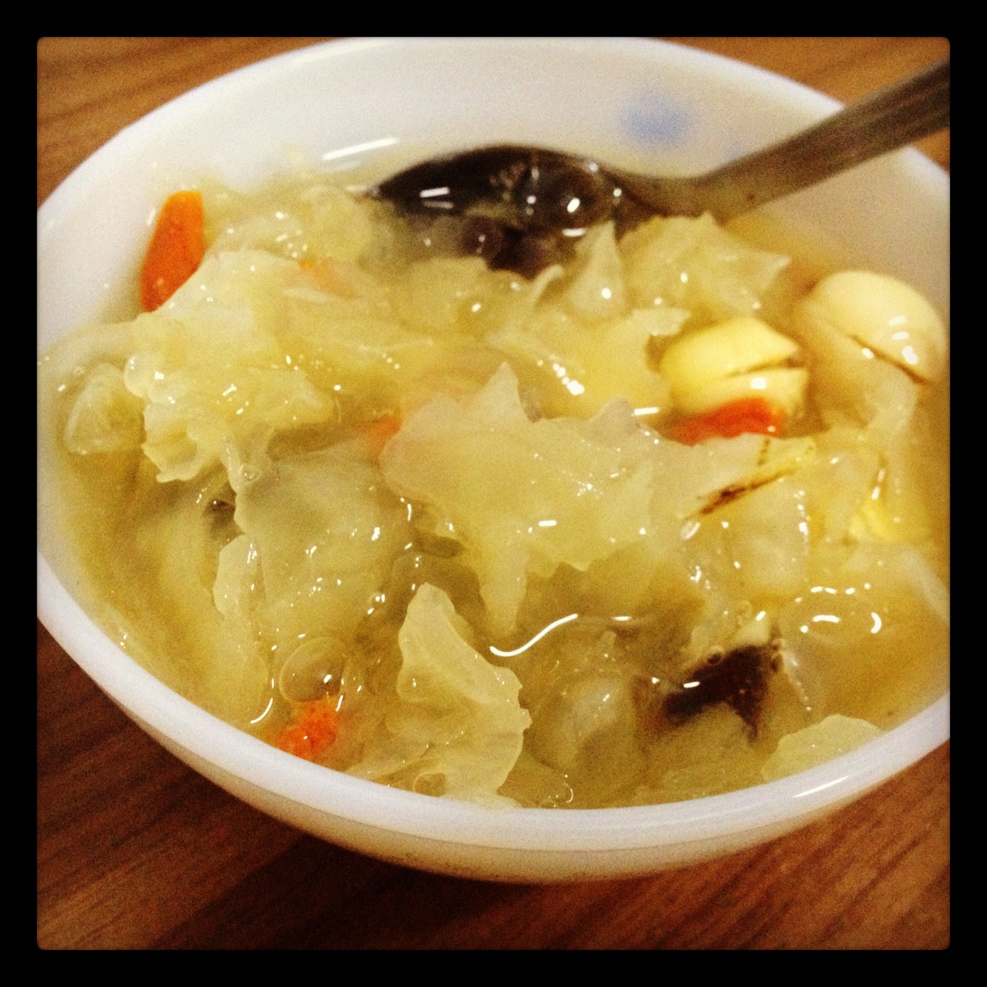 红枣莲子银耳汤