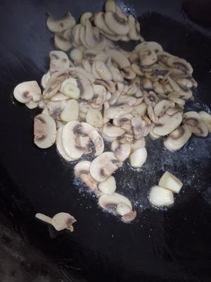 超下饭的蘑菇鸡胸肉的做法 步骤2