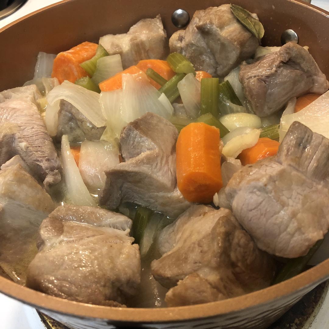 用白葡萄酒做🍲猪肉炖🍲的做法