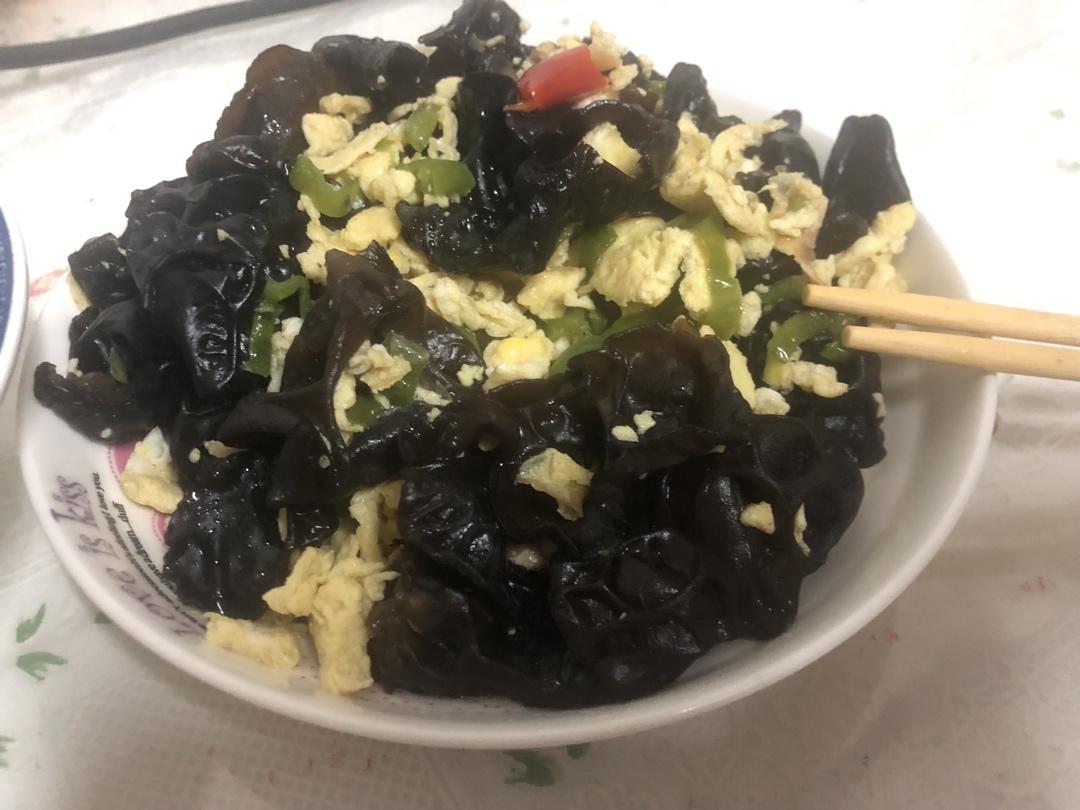 黑木耳青椒炒鸡蛋（营养又下饭）