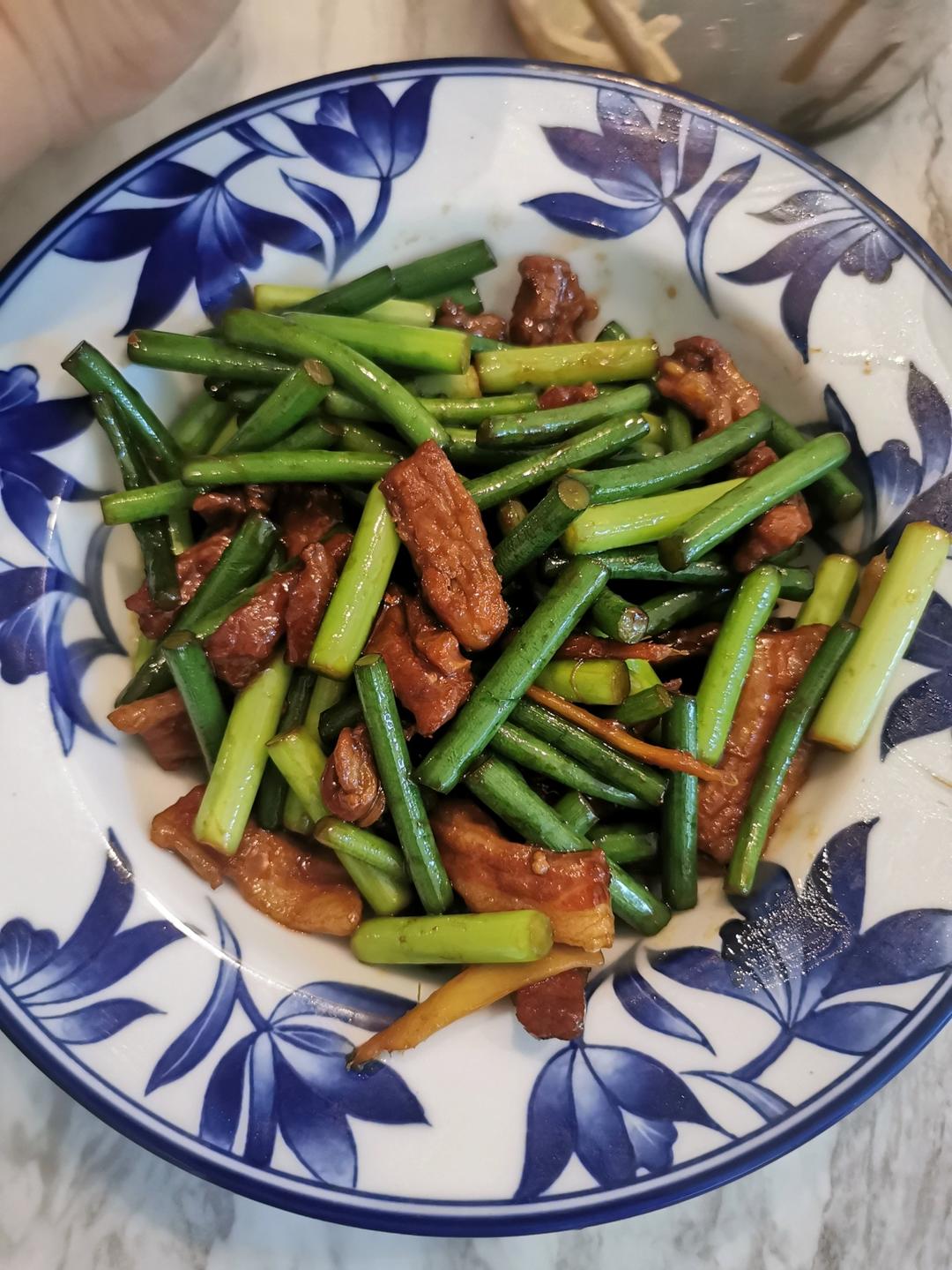 五花肉炒蒜薹(高温版超级香）～小美家常菜