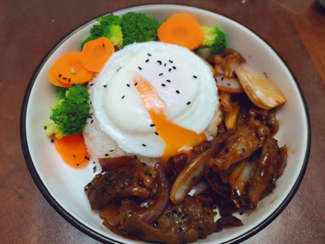 【温泉蛋肥牛盖饭】