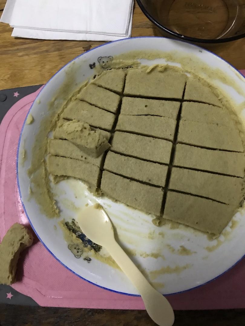 宝宝辅食8月+富含维生素，助消化的「香蕉蒸糕条」