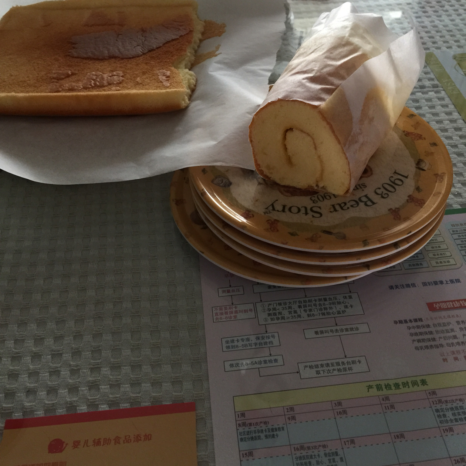 漂亮的葡萄干蛋糕卷