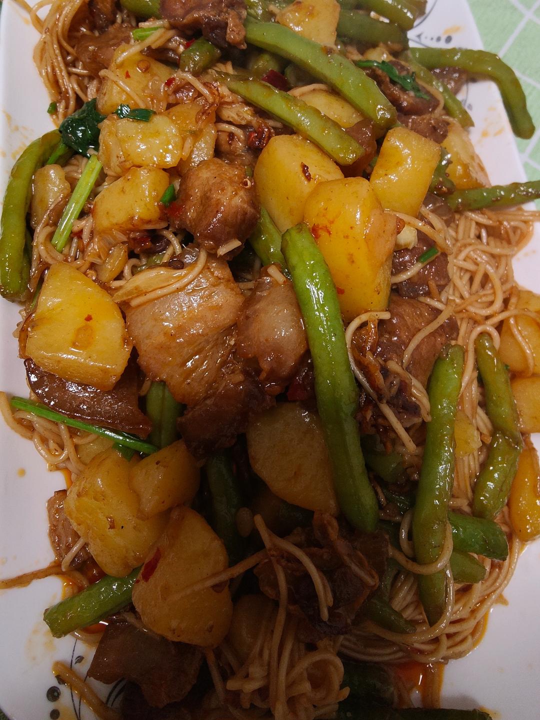 五花肉豆角土豆铁锅焖面